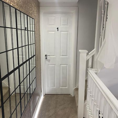 Air Conditioned Modern Double Bed Room With Private Attached Bathroom - Free Parking - Near London Heathrow Airport & Southall Broadway Eksteriør billede
