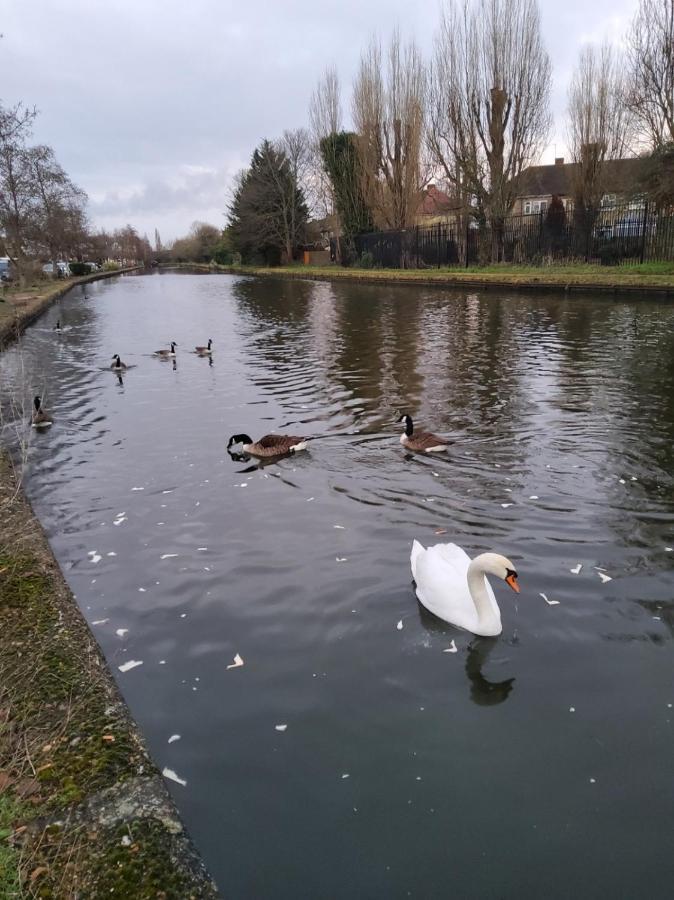 Air Conditioned Modern Double Bed Room With Private Attached Bathroom - Free Parking - Near London Heathrow Airport & Southall Broadway Eksteriør billede