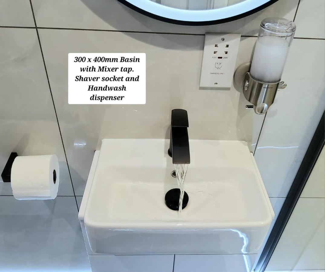 Air Conditioned Modern Double Bed Room With Private Attached Bathroom - Free Parking - Near London Heathrow Airport & Southall Broadway Eksteriør billede
