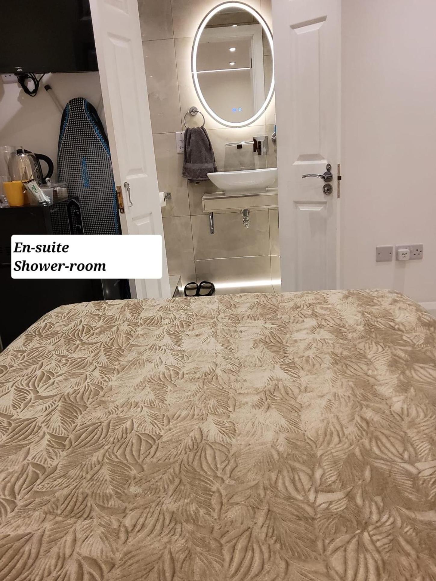 Air Conditioned Modern Double Bed Room With Private Attached Bathroom - Free Parking - Near London Heathrow Airport & Southall Broadway Eksteriør billede